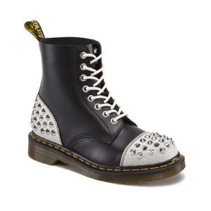 Dr Martens Dai Stud